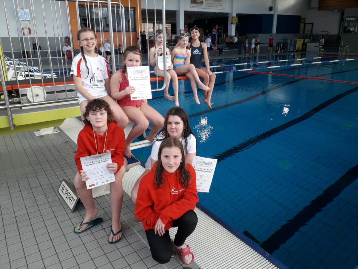 Sportlicher Start beim Winterschwimmen geglückt